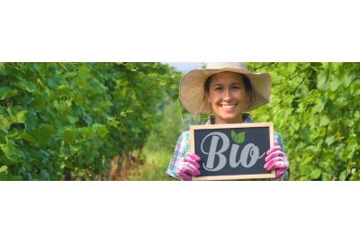 Vrouw in biologische wijngaard voor biologische wijn