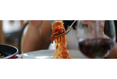 pasta gerecht met rode wijn op tafel