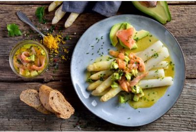 Witte asperges met gerookte zalm, avocado en citrusvinaigrette
