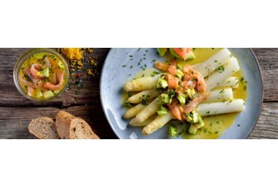 Witte asperges met gerookte zalm, avocado en citrusvinaigrette