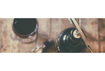 geen-kurkentrekker-bij-de-hand-zo-open-je-een-fles-zonder-kurkentrekker