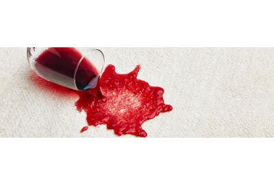 hoe-haal-je-rode-wijnvlekken-uit-je-kleding