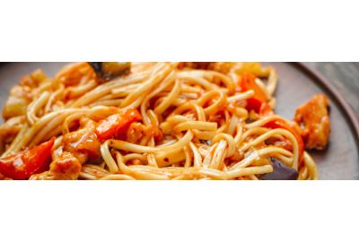 roergebakken-mie-met-zoetzure-groenten-en-kibbeling