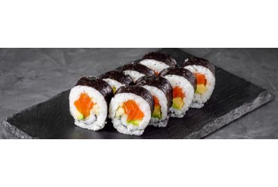 Sushi met zalm en avocado