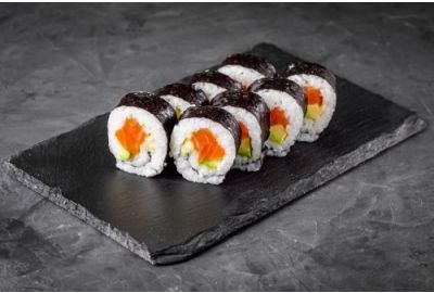 Sushi met zalm en avocado